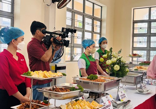 グエンチャイ小学校はLari's catererと共に学校給食のゴールドスタンダードを確立